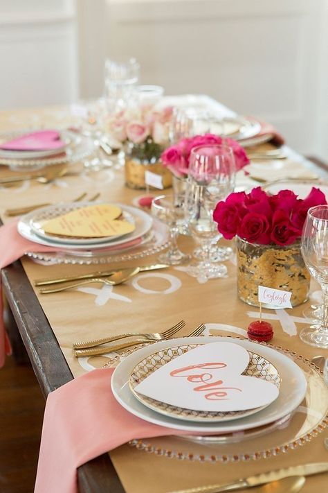 gold love table