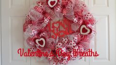 How to Decorate With Valentine Wreaths