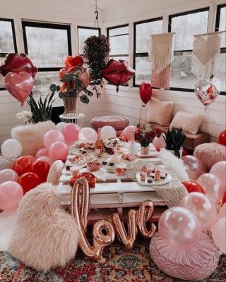 Rose petals Decoration Ideas For Valentine's Day, Romantic Room Decoration  Ideas