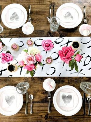 xoxo table runner